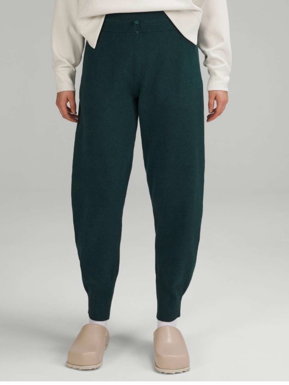 Lululemon Cotton-Cashmere Knit Mid-Rise Jogger
Heathered Green Jasper 10